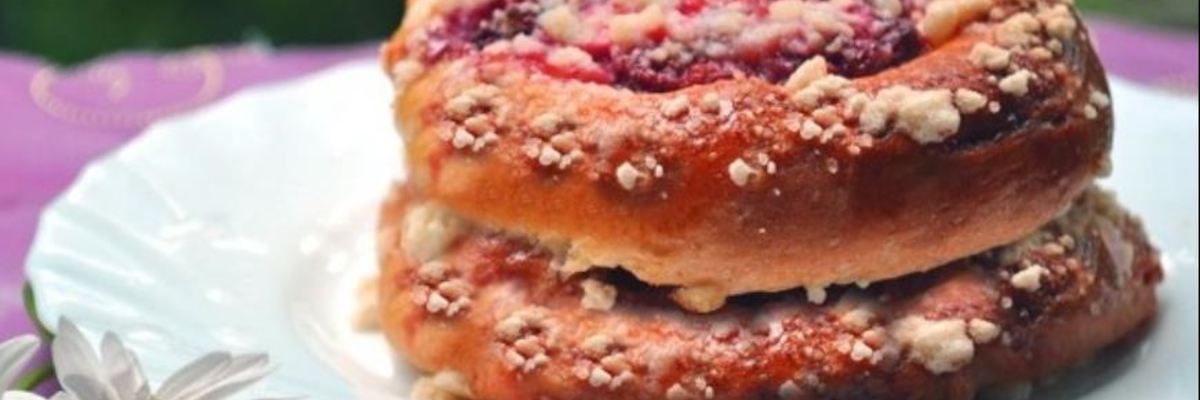 Рецепт Клубничных булочек со сладким штрейзелем