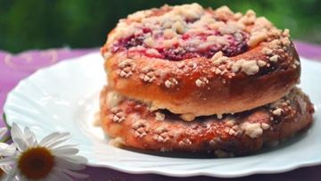 Рецепт Клубничных булочек со сладким штрейзелем