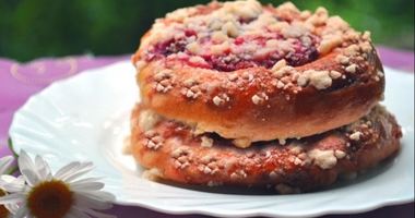 Рецепт Клубничных булочек со сладким штрейзелем