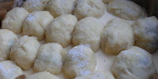 Рецепт румяных булочек с курагой и черносливом