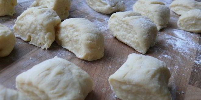 Рецепт румяных булочек с курагой и черносливом