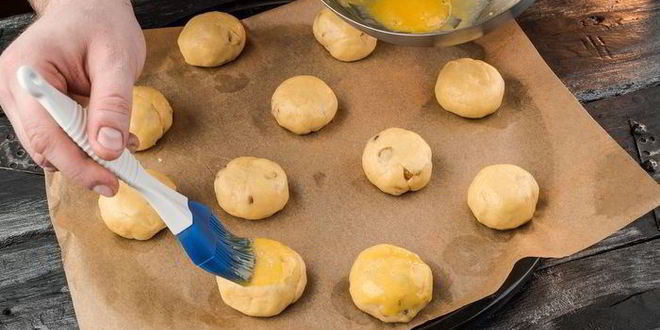 Рецепт сливочных булочек с изюмом