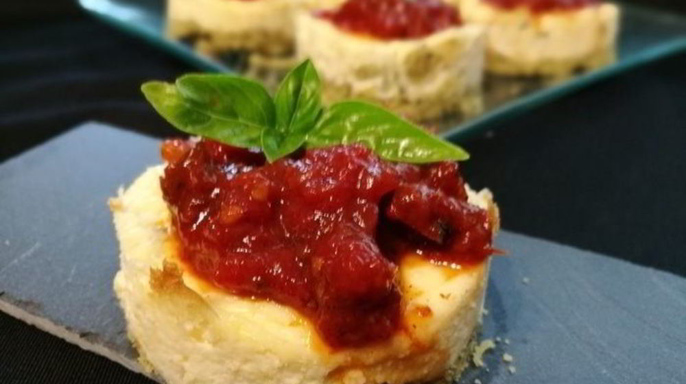 Как приготовить мини-чизкейки с томатным мармеладом