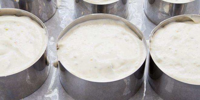 Рецепт порционных чизкейков с киви и фисташками