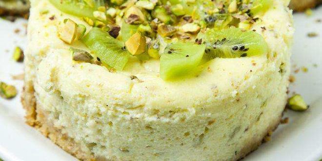 Рецепт порционных чизкейков с киви и фисташками