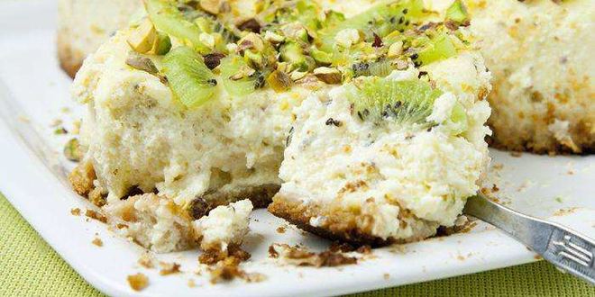 Рецепт порционных чизкейков с киви и фисташками