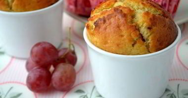 Рецепт Ароматных кексов с красным виноградом и дор блю