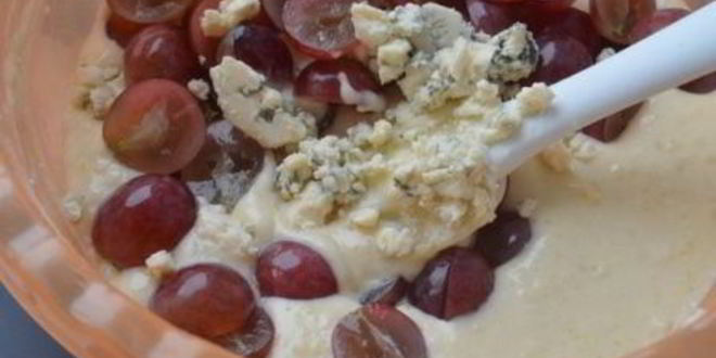 Рецепт ароматных кексов с красным виноградом и дор блю