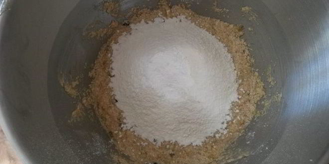 Рецепт бананового кекса с орехами, шоколадом и творожным кремом