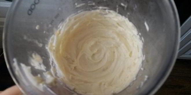 Рецепт бананового кекса с орехами, шоколадом и творожным кремом