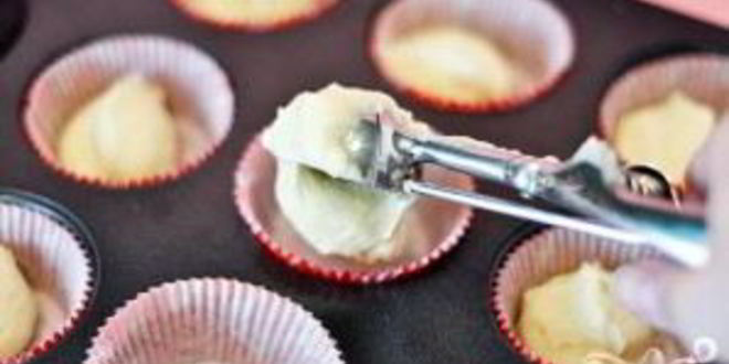 Рецепт капкейков с малиновым джемом и лимонной глазурью