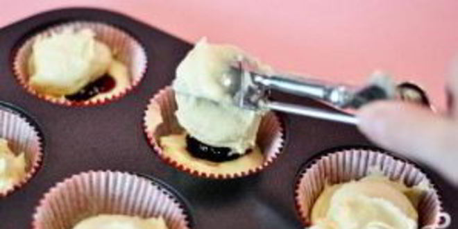 Рецепт капкейков с малиновым джемом и лимонной глазурью