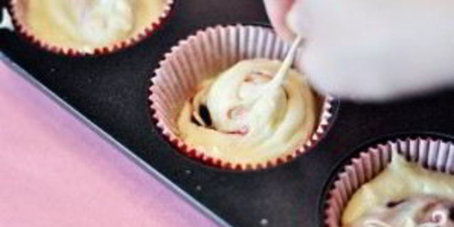 Рецепт капкейков с малиновым джемом и лимонной глазурью