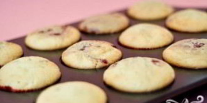 Рецепт капкейков с малиновым джемом и лимонной глазурью