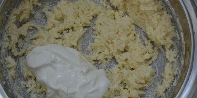 Рецепт кофейного кекса с корично-сметанным соусом