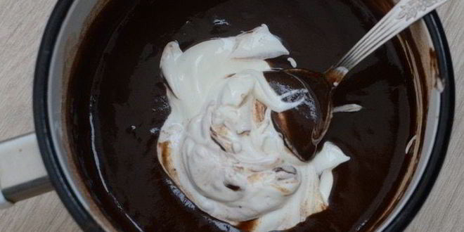 Рецепт кофейного кекса с корично-сметанным соусом