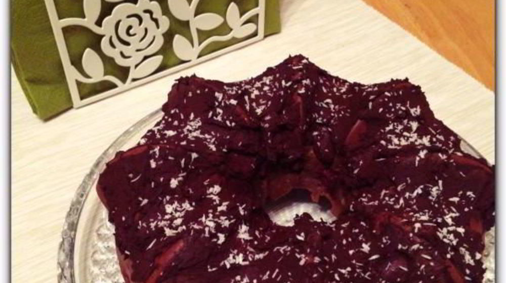 Как приготовить шоколадный кекс с вишней и орехами