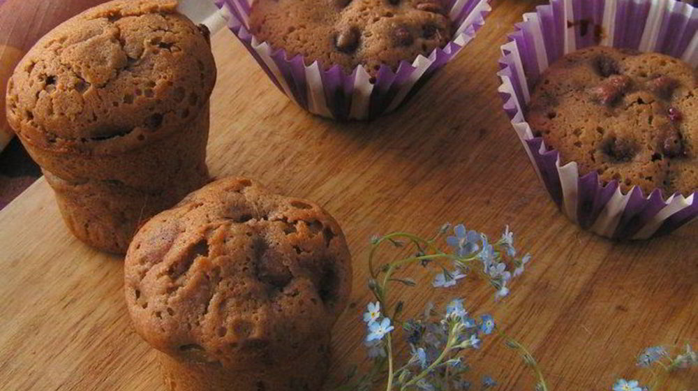 Как приготовить шоколадные кексы с ягодно-ревеневой начинкой