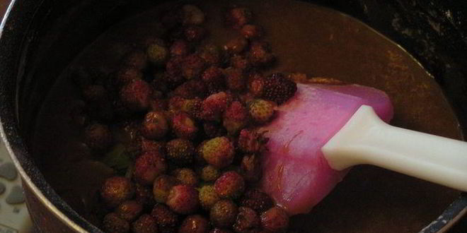 Рецепт шоколадных кексов с ягодно-ревеневой начинкой