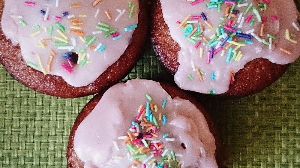 Как приготовить ванильные капкейки с клубникой