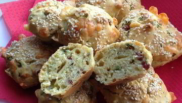 Рецепт Закусочных кексов на сыворотке с сыром и охотничьими колбасками