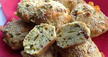 Рецепт Закусочных кексов на сыворотке с сыром и охотничьими колбасками