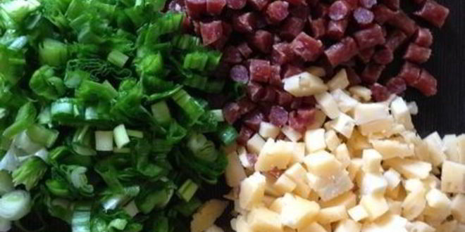 Рецепт закусочных кексов на сыворотке с сыром и охотничьими колбасками