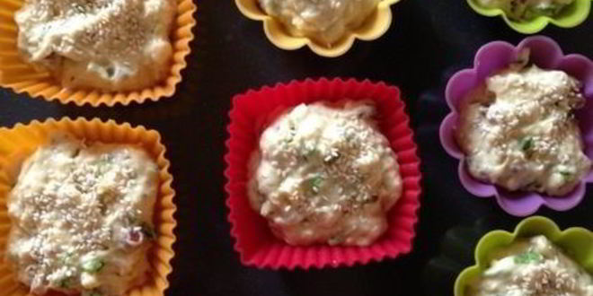 Рецепт закусочных кексов на сыворотке с сыром и охотничьими колбасками