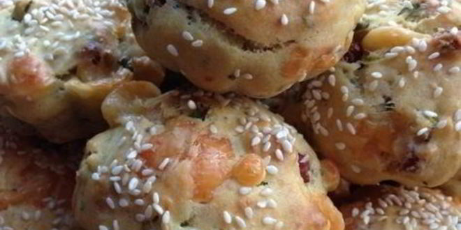 Рецепт закусочных кексов на сыворотке с сыром и охотничьими колбасками