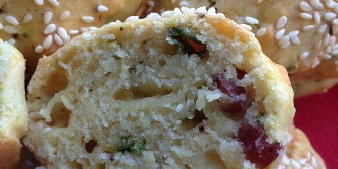 Рецепт закусочных кексов на сыворотке с сыром и охотничьими колбасками