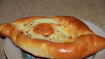 Рецепт Хачапури лодочка с сулугуни и яйцом по аджарски