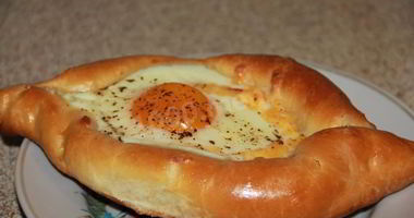 Рецепт Хачапури лодочка с сулугуни и яйцом по аджарски