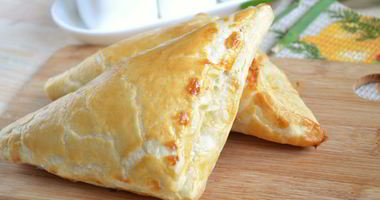 Рецепт Хачапури с сыром из слоеного теста