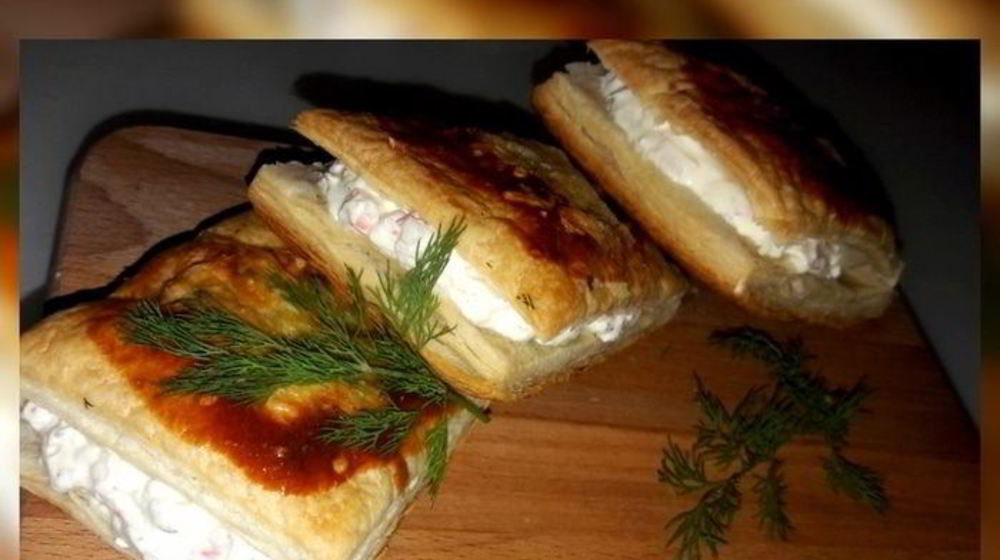 Как приготовить хрустящие слойки с крабово-творожным кремом