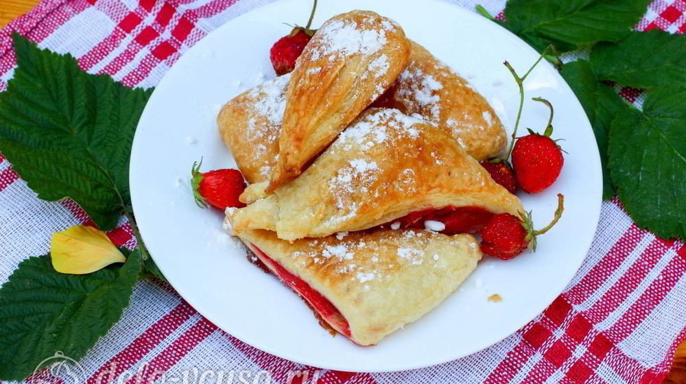 Как приготовить клубничные слойки