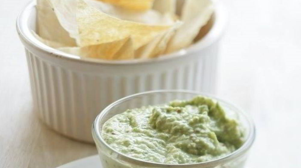 Как приготовить чипсы из лаваша с соусом из авокадо