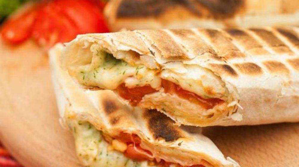 Как приготовить лаваш с сыром и помидорами на гриле