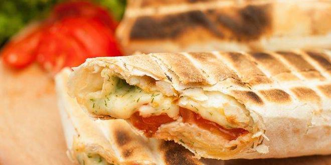 Рецепт лаваша с сыром и помидорами на гриле