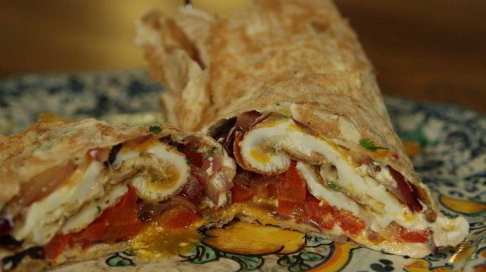 Как приготовить лаваш с жареными яйцами, сладким перцем и луком