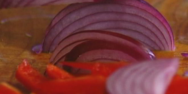 Рецепт лаваша с жареными яйцами, сладким перцем и луком