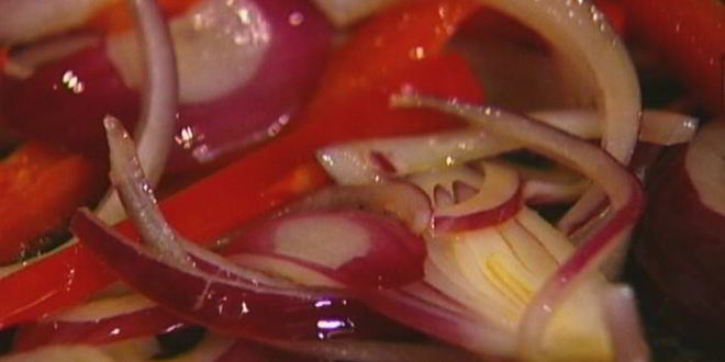 Рецепт лаваша с жареными яйцами, сладким перцем и луком