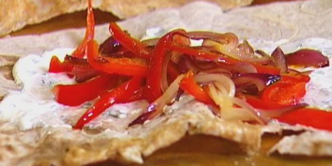 Рецепт лаваша с жареными яйцами, сладким перцем и луком