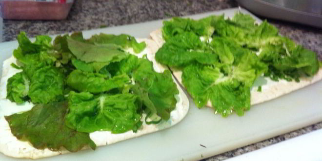 Рецепт рулетиков из лаваша с семгой и ветчиной