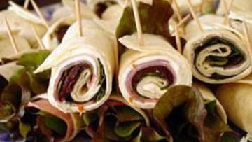 Рецепт Рулетиков из лаваша с ветчиной и вялеными помидорами