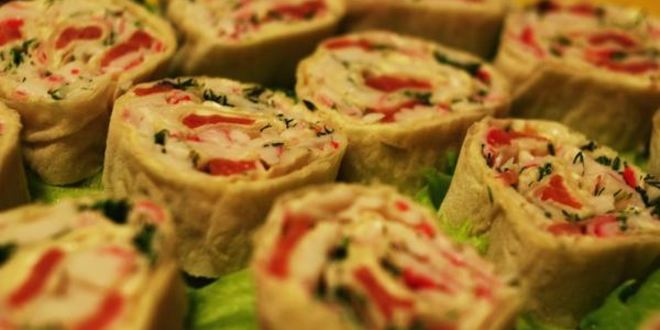 Рецепт рулетов из лаваша с крабовым мясом и красной рыбой