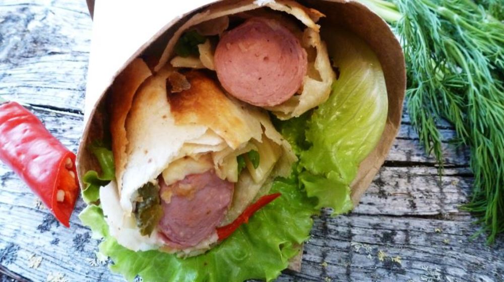 Как приготовить сосиску в лаваше с маринованным огурцом и сыром