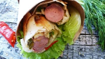 Рецепт Сосиски в лаваше с маринованным огурцом и сыром