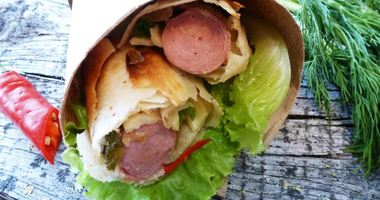 Рецепт Сосиски в лаваше с маринованным огурцом и сыром