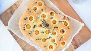 Рецепт Фокаччи с физалисом и тимьяном