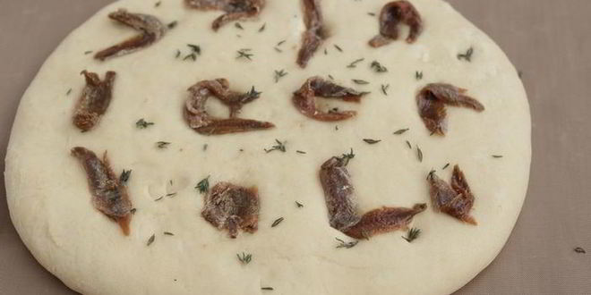 Рецепт фокаччи с тимьяном и анчоусами